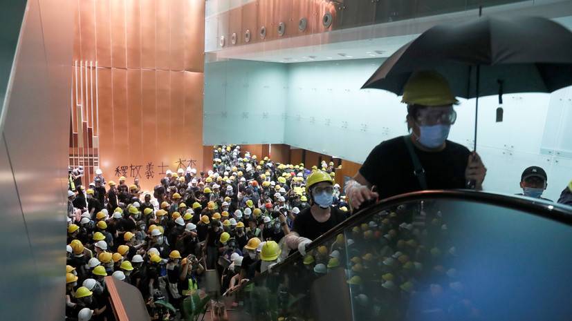 Кэрри Лам - Толпа протестующих ворвалась в парламент Гонконга - russian.rt.com - Китай - Гонконг