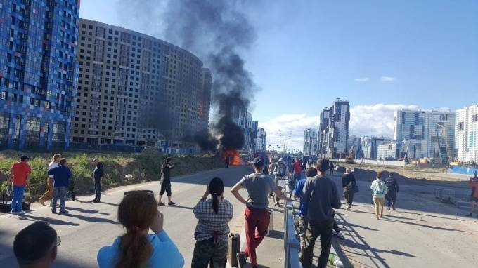 Пиротехники взорвали автомобиль на Комендантском проспекте - piter.tv