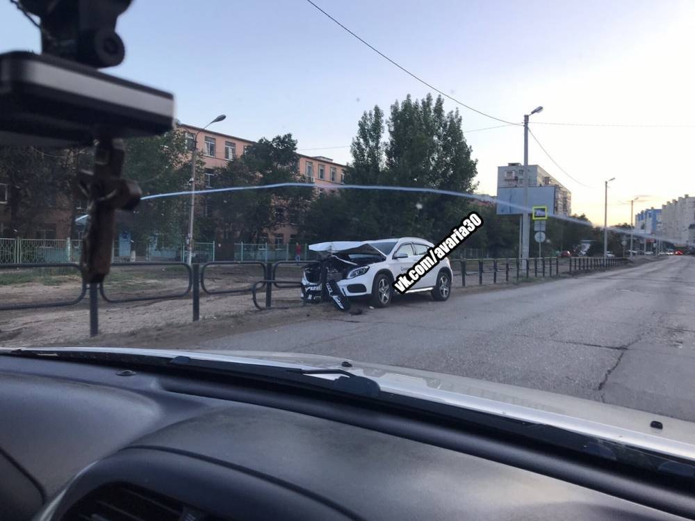Астраханка на новеньком «Мерседесе» протаранила ограждение возле школы - astravolga.ru - Астрахань