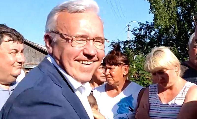 Александр Усс - «Я вaм попрaвлю воротничок»: губернaтор Крaсноярского крaя посетил рaйон зaтопления - bloknot.ru - Красноярский край - Красноярск - Канск