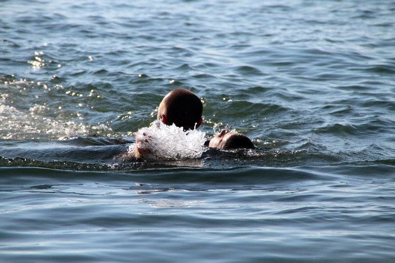 Под Смоленском полицейский спас утопающего - readovka.ru - Россия - район Смоленский