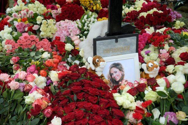 Юлия Началова - Анна Исаева - Представители Началовой осудили фирмы, продающие туры на могилу певицы - aif.ru - Воронеж