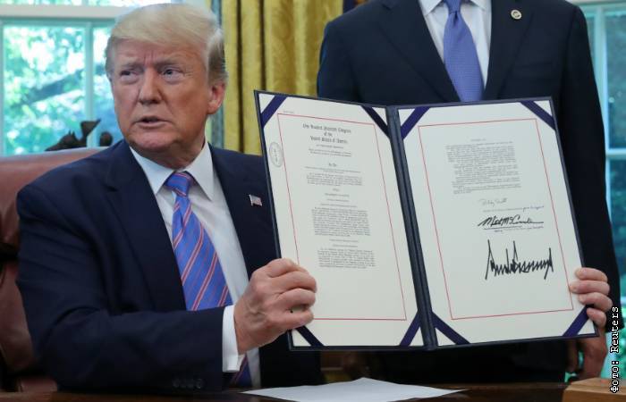 Дональд Трамп - Нэнси Пелоси - Майк Пенс - Алексей Азар - Трамп подписал законопроект о помощи мигрантам на $4,6 млрд - interfax.ru - Москва - США