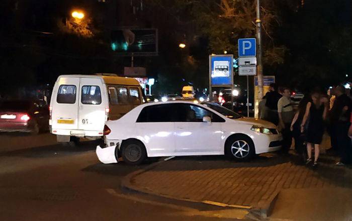 Столкновение машин в Ереване: Nissan после удара въехал на остановку - ru.armeniasputnik.am - Армения - Ереван