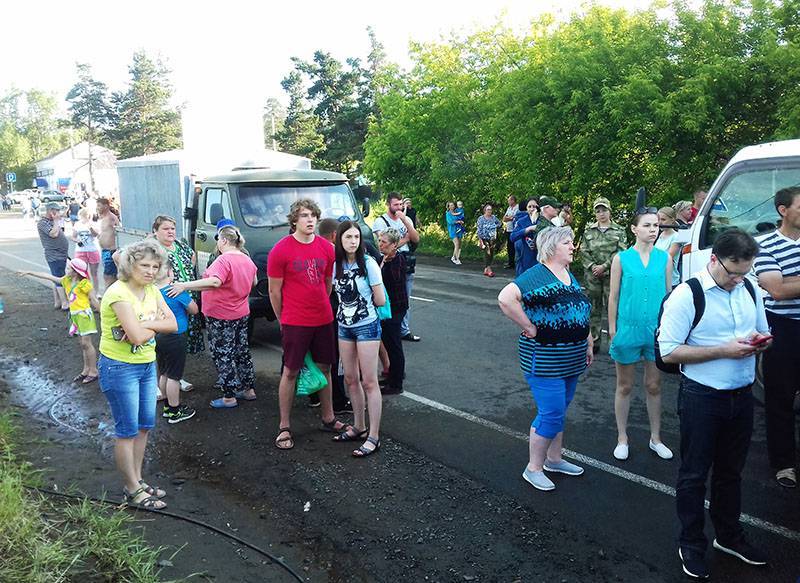 "Отдайте нам эти копейки": раздача матпомощи в Иркутской области привела к давке - tvc.ru - Россия - Иркутская обл.