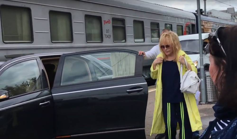 Алла Пугачева - Максим Галкин - Лайма Вайкуле - Владимир Винокур - Пугачева проехалась на&nbsp;Майбахе по&nbsp;ж\д перрону. Она заслужила?&nbsp;— журнал За&nbsp;рулем - zr.ru - Рига - Латвия