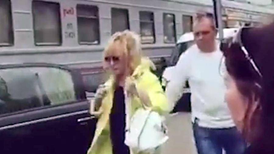 Любовь Успенская - Алла Пугачева - Максим Галкин - Владимир Винокур - В окружении Пугачевой объяснили ее заезд по перрону Рижского вокзала - iz.ru - Москва - Россия - Рига