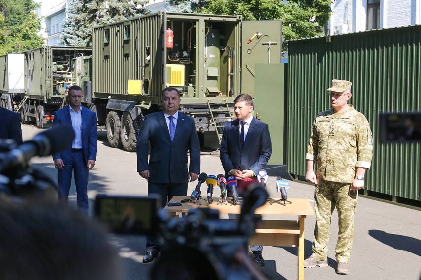 Владимир Зеленский - Степан Полторак - Военным подготовят жилые модули с душем и кондиционером (Фото) - abcnews.com.ua