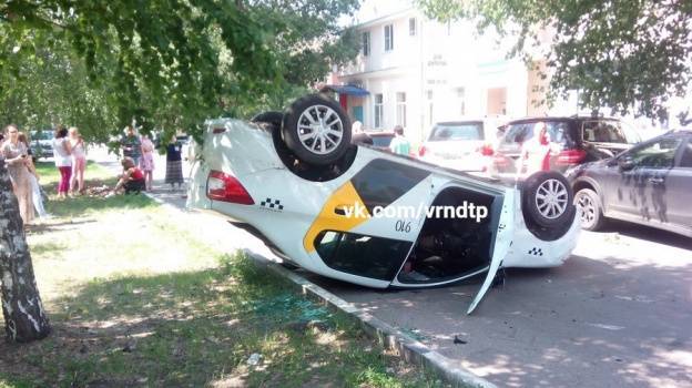 В Воронеже такси с 2 пассажирками спровоцировало массовое ДТП и перевернулось – Новости Воронежа и Воронежской области – Вести Воронеж - vestivrn.ru - Воронеж