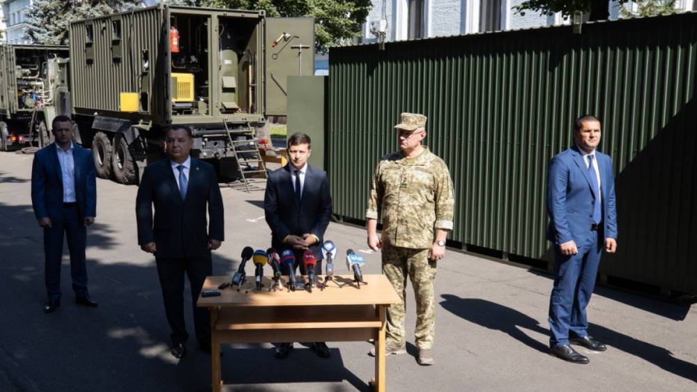 Владимир Зеленский - Зеленский показал «мобильные домики» с душем и кондиционером для ВСУ в Донбассе - riafan.ru - Украина - Киев - Донбасс
