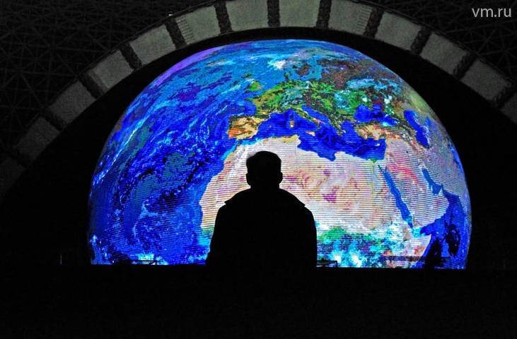 «Гринпис» присоединилась к флэшмобу, «состарив» Землю - vm.ru - Россия - Санкт-Петербург - Экология