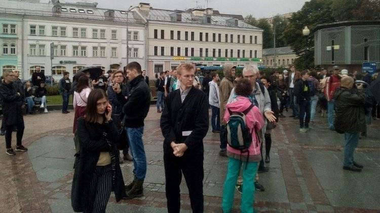 Алексей Навальный - Андрей Ткачев - Навальный - Представитель РПЦ назвал эпатажем и провокацией поведение голой активистки на Трубной - polit.info - Москва