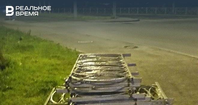 Дорожники Казани меняют заборы на проспекте Универсиады - realnoevremya.ru - Казань - Татарстан