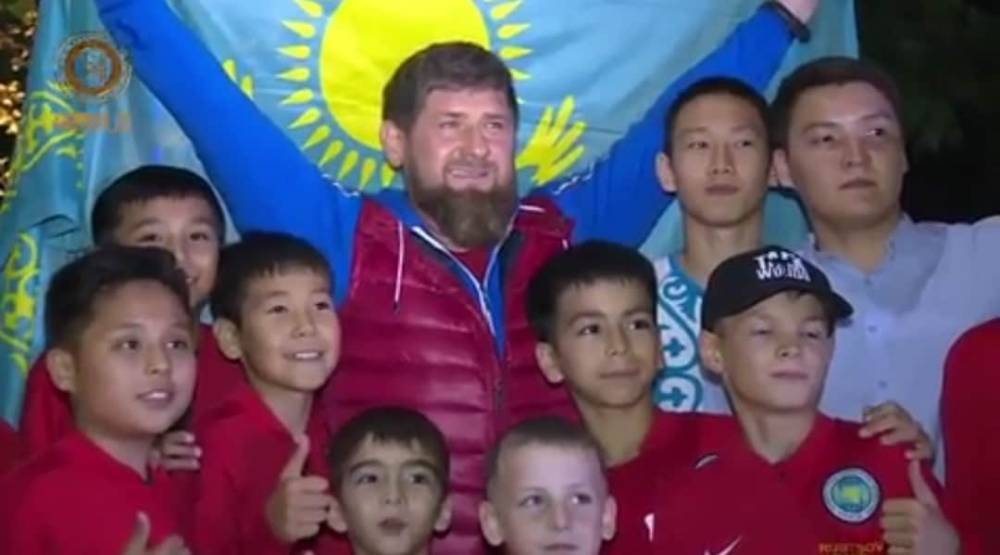 Рамзан Кадыров - Нурсултан Назарбаев - «Не имею права не поздороваться с казахстанцами»: Кадыров сделал фото с флагом Казахстана (видео) - nur.kz - Казахстан - респ. Чечня