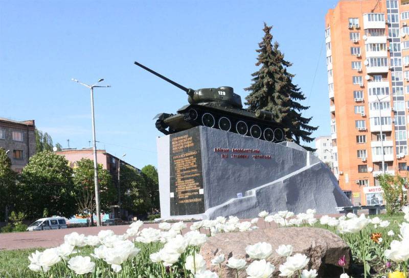Война с памятниками: Т-34 в Чернигове пострадал от "коктейля Молотова" - topwar.ru