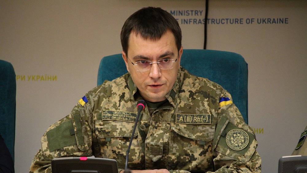 Владимир Зеленский - Владимир Омелян - На Украине назвали «цирком» указ Зеленского о качестве дорог - riafan.ru - Россия - Украина - Киев