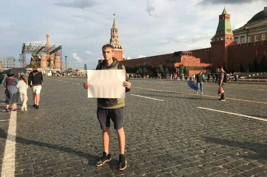 Максим Кондратьев - Возле Кремля арестовали протестующего с чистым ватманом - ghall.com.ua - Москва - Китай
