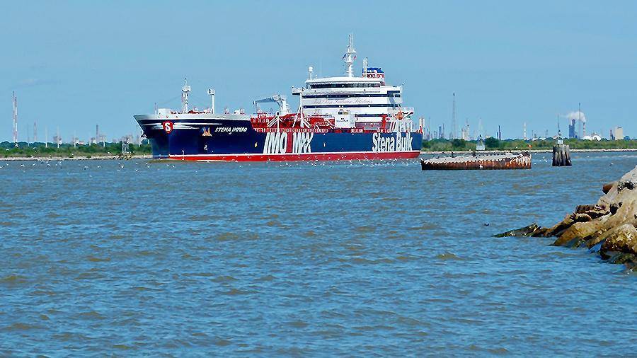 Задержанный Ираном танкер Stena Impero не выходит на связь - iz.ru - США - Англия - Швеция - Иран - Эмираты - Панама
