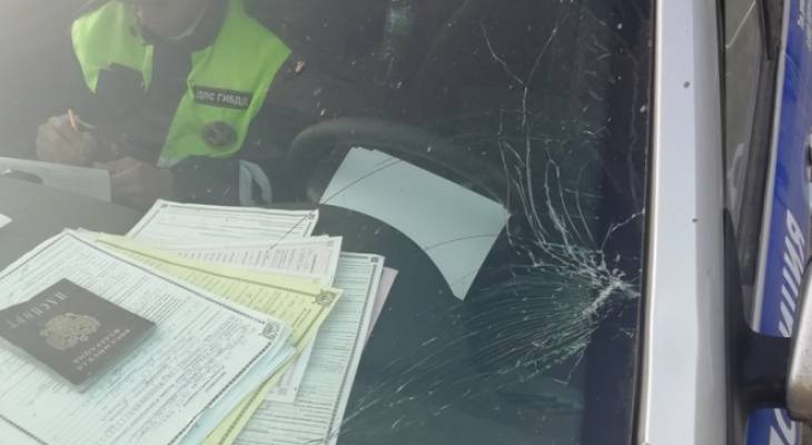 В Ядринском районе водитель при попытке перепрыгнуть служебное авто повредил его - pg21.ru - респ. Чувашия - Нижегородская обл.