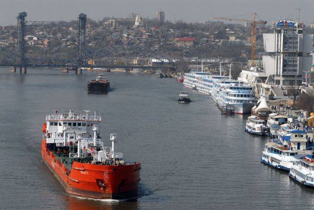Украинский моряк прыгнул за борт с чемоданом и попрыл к российскому берегу - aif.ru - Украина - Молдавия - Ростовская обл. - Одесса