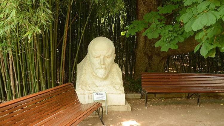 Владимир Ленин - Вячеслав Молотов - Иногда они возвращаются: в Никитском ботсаду Ленин заменит Флору - crimea.ria.ru - Крым - Симферополь - Севастополь