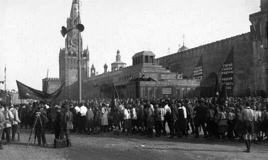 Иосиф Сталин - Что стало с курсантом, который на параде ударил Сталина | Русская семерка - russian7.ru - Магадан