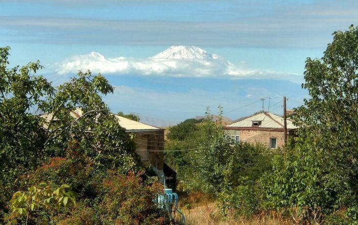 Романос Петросян - Улица Фронтика в селе Нор Гехи переименована не будет — суд отклонил иск губернатора - ru.armeniasputnik.am - Армения - Котайкской обл.