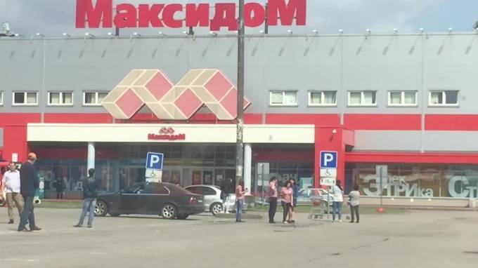 Видео: на Дунайском из "Максидома" эвакуируют сотрудников и посетителей - piter.tv - Санкт-Петербург - Приморье край - Волгоград - р-н. Московский