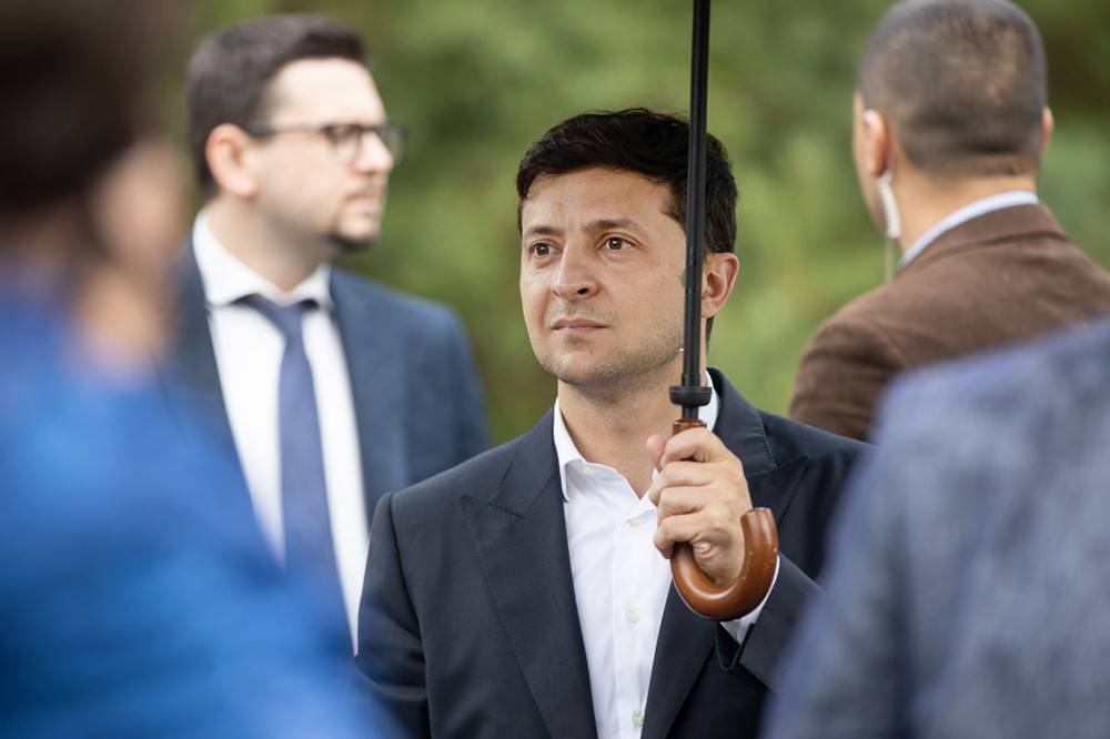 Владимир Зеленский - Петр Порошенко - Владимир Омелян - Зеленского подняли на смех из-за невыполнимого указа о дорогах - tvc.ru - Украина