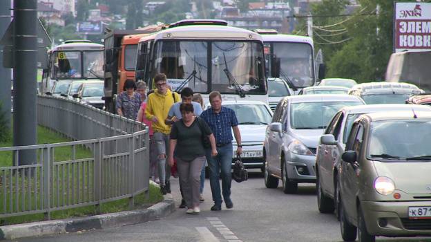 Долго стоять и много шагать. Как воронежцев обрекли на пробки на 2 мостах из-за ремонта  – Новости Воронежа и Воронежской области – Вести Воронеж - vestivrn.ru - Воронеж