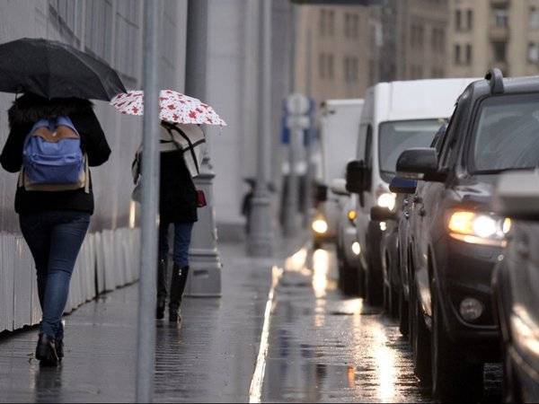 Холодное лето в разы повысило спрос на резиновые сапоги и теплую одежду - polit.ru - Россия