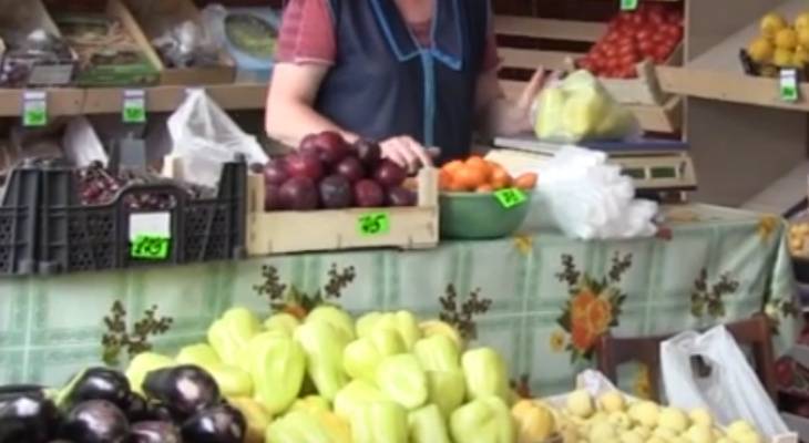 В ограбленный подростками киоск зашла женщина и стала раздавать продукты бомжам - pg21.ru - Россия - респ. Чувашия - Чебоксары
