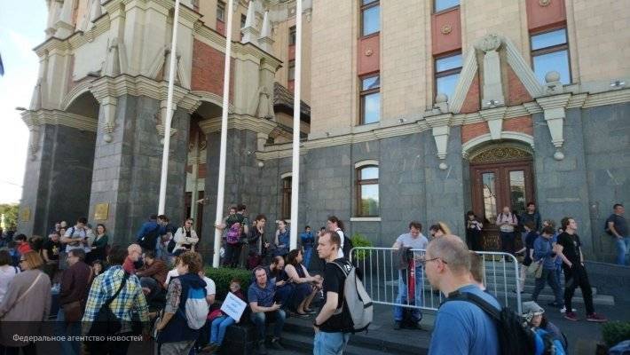 Любовь Соболь - Алексей Навальный - Дмитрий Гудков - Сергей Митрохин - Виталий Серуканов - Эксперт объяснил, кем на самом деле являются нагнанные на Сахарова митингующие - newinform.com - Москва