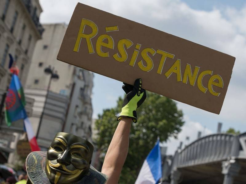 Три человека пострадали в стычке с «жёлтыми жилетами» во Франции - news.ru - Франция - Париж