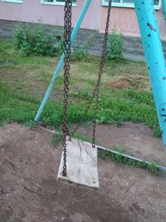 Александр Ковалев - Жители Башкирии жалуются на состояние детских площадок во дворах - gorobzor.ru - Башкирия