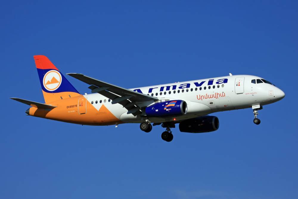 ssj100 - Во Владивостоке совершил посадку SSJ100 c лопнувшим стеклом - politexpert.net - Москва - Южная Корея - Сочи - респ. Саха - Владивосток