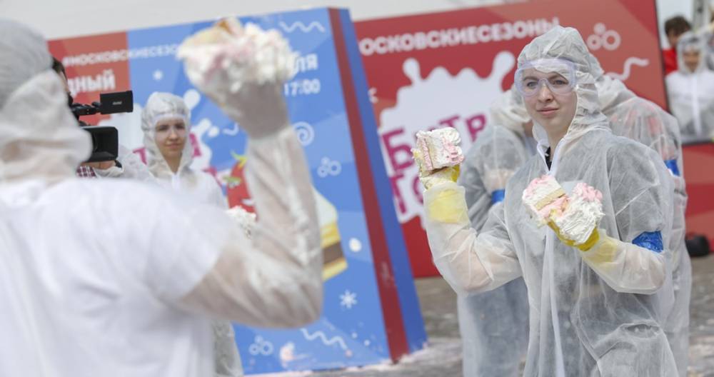 В Парке Горького 30 тысяч человек дрались на тортах - m24.ru - Москва - Москва