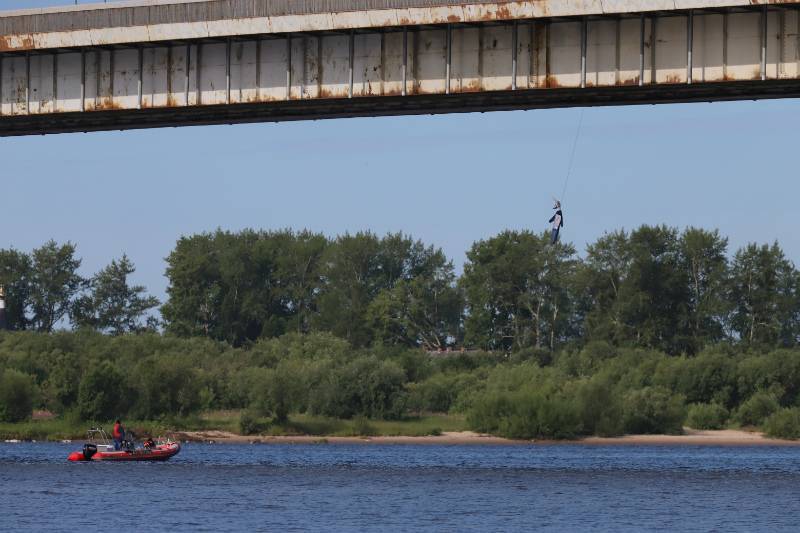 Под Краснофлотским мостом в Архангельске повесили рогатое чучело - newsnord.ru - Архангельск - Архангельская обл.