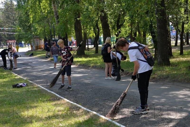 Ученики нескольких курганских школ провели уборку в ЦПКиО и на набережной - kikonline.ru - Курган