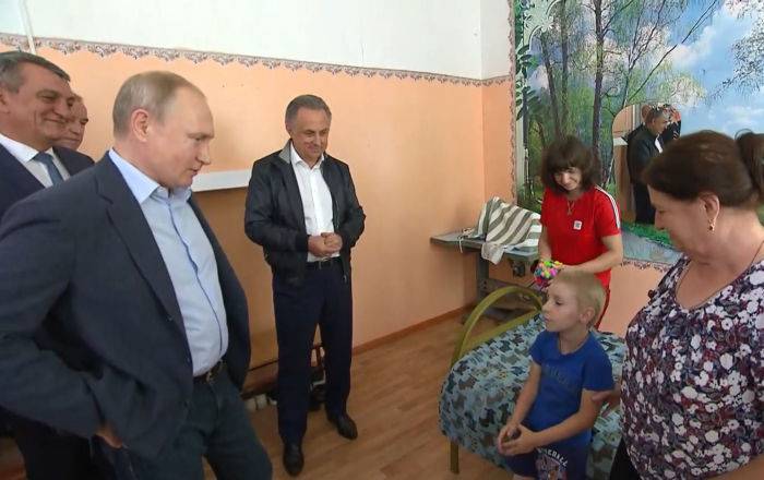 Владимир Путин - "Вы Путин? Я вас в телевизоре видел!" - Матвей серьезно поговорил с президентом - видео - ru.armeniasputnik.am - Россия - Иркутская обл.
