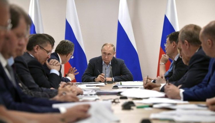 Владимир Путин - Путин потребовал ускориться с помощью пострадавшим от наводнения - newtvnews.ru - Россия - Иркутская обл.