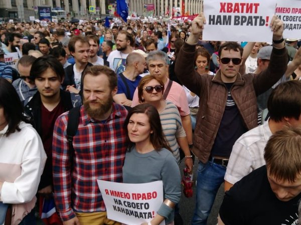 Журналисты сообщили об избиении в клубе из-за плаката с митинга 20 июля - polit.ru - Москва - Москва
