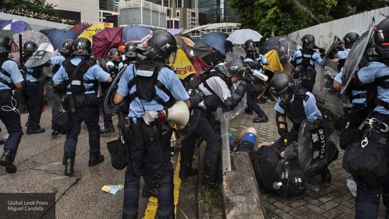 Кристина Амелина - СМИ сообщают, что полиция Гонконга применяет слезоточивый газ для разгона протестов - nation-news.ru - Гонконг - Гонконг
