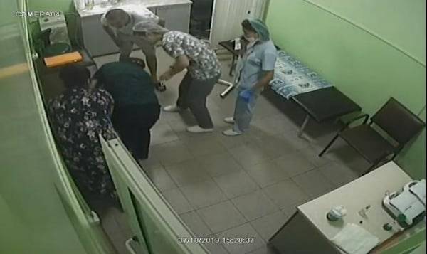 Врач на глазах обезумевших родителей вернул к жизни умершего ребенка (видео) - nur.kz - Узбекистан - Ташкент