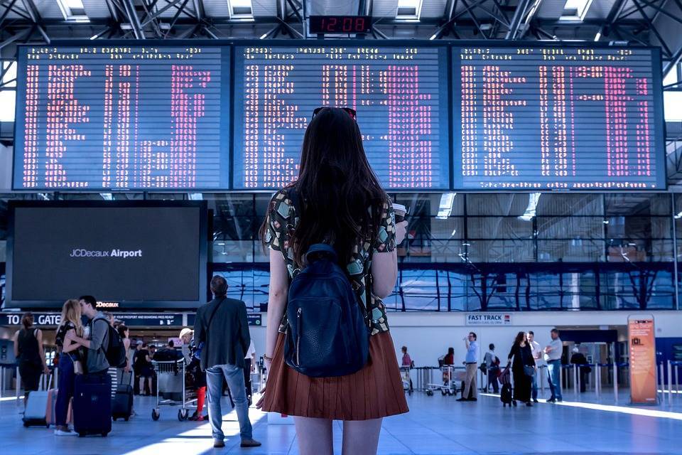 В московских аэропортах задержаны или отменены десятки рейсов - pravda-tv.ru - Москва - Индонезия