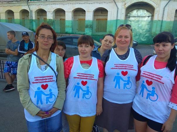 В Кунгуре родители пришли на фестиваль в одинаковых майках в защиту спецшколы. Мэр пожаловался на них в прокуратуру - theins.ru - Пермский край - Кунгур