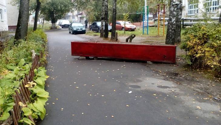 В Брянске жильцы дома установили во дворе барьер от автомобилистов - bragazeta.ru - Брянск