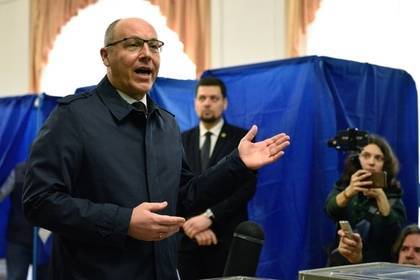 Владимир Зеленский - Петр Порошенко - Андрей Парубий - Спикер Рады забыл взять на выборы паспорт - lenta.ru - Россия - Украина - Киев - обл. Донецкая - Луганская обл.
