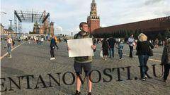 Максим Кондратьев - На Красной площади задержали журналиста с пустым плакатом - lentanovosti.ru - Москва - Китай