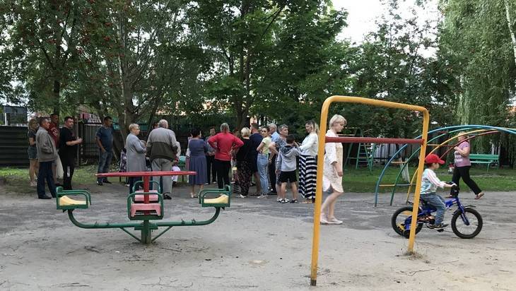 В Брянске автомобилисты и безлошадные учинили яростную битву за двор - bragazeta.ru - Брянск